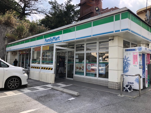 ファミリーマート小禄中学校前店