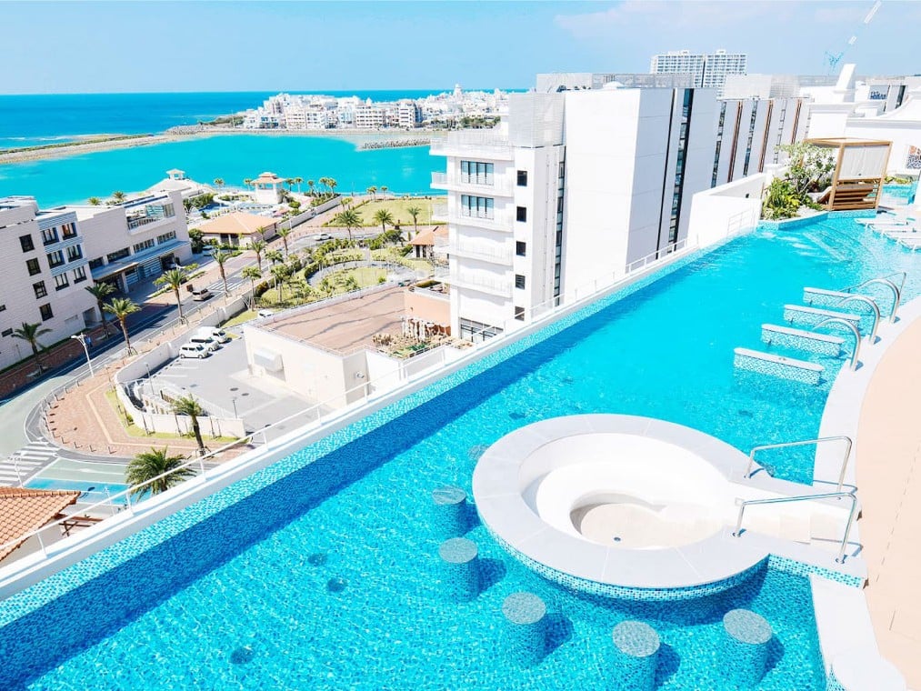 ＼男女問わず活躍中／リゾート施設プールの監視スタッフ(未経験者歓迎) | レクー沖縄北谷スパ&リゾートの求人