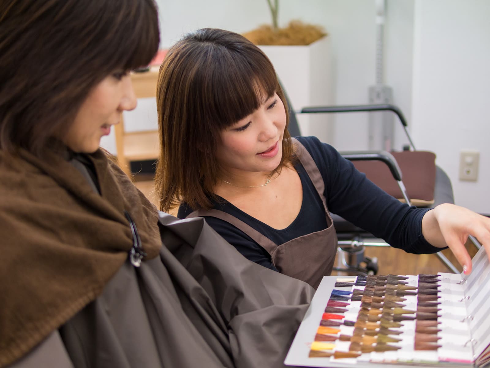 カラーサロンスタッフ【ブランクOK/扶養内勤務OK/元美容師さん大歓迎】 | ヘアカラー専門店 ヘアカラーズ 喜友名店の求人